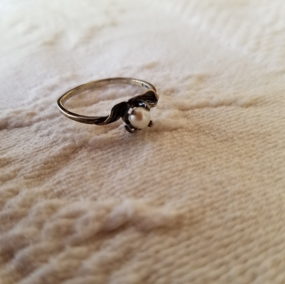 Pearl & Silver Ring - image 5